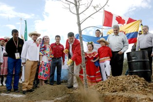 PLANTAN MAR Y PARTICIPANTES DEL FESTIVAL DEL FOLCLOR EL “ÁRBOL DE LA AMISTAD”