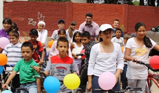 ENTREGAN RECURSOS RECABADOS POR EL EVENTO KILÓMETRO DE PLATA