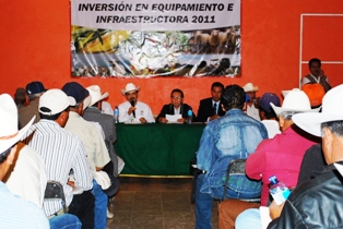 ENTREGA ALCALDE 8.6 MILLONES DE PESOS A PRODUCTORES PARA EQUIPAMIENTO DE INFRAESTRUCTURA 2011