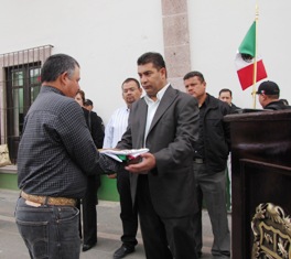 ENTREGA PRESIDENTE MUNICIPAL BANDERAS A COMUNIDADES