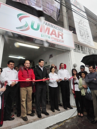 INAUGURA EL GOBERNADOR LA PRIMERA FARMACIA SUMAR