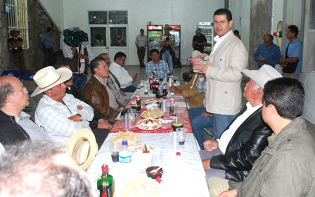 SAUCEDO RAMÍREZ VISITA ESCUELA GONZÁLEZ ORTEGA Y ESTREGA MOBILIARIO