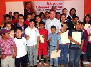 ENTREGA BENJAMIN MEDRANO BECAS A ESTUDIANTES DE PRIMARIA Y SECUNDARIA