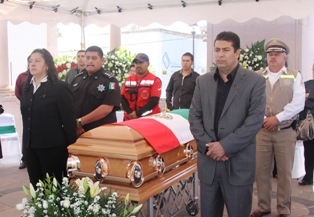 DESPIDEN A JEFE POLICIACO CON HONORES
