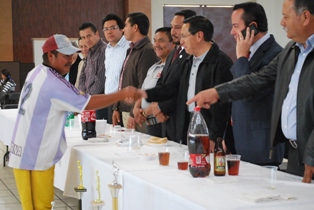 FESTEJA ALCALDE A SERVIDORES PUBLICOS