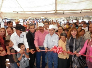 INAUGURA ALCALDE OBRAS EN COMUNIDADES CON UNA INVERSIÓN SUPERIOR A 2.6 MILLONES DE PESOS