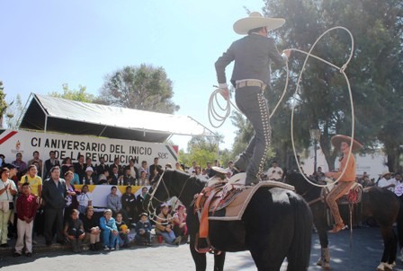 CONMEMORA MUNICIPIO 101 ANIVERSARIO DE LA REVOLUCIÓN CON TRADICIONAL DESFILE