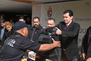 FORTALECE MUNICIPIO  CORPORACION POLICIAL CON ENTREGA DE PATRULLAS Y EQUIPO