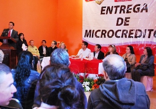 ALCALDE ENTREGA 75 MICROCREDITOS PARA BENEFICIO DE COMERCIANTES DE FRESNILLO