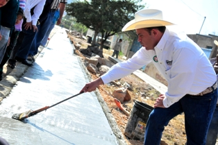ENTREGA ALCALDE CALLES PAVIMENTADAS EN EL MAGUEY Y BENITO JUÁREZ