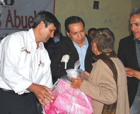 INICIA GOBIERNO DE FRESNILLO LA ENTREGA DEL PROGRAMA ‘RESCATE A LOS ABUELOS’ Y DE PAQUETES INVERNALES DE PROTECCIÓN CIVIL ESTATAL