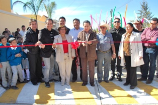 INAUGURA ALCALDE EL PAVIMENTO HIDRÁULICO DE DOS CALLES DE LA COLONIA INDUSTRIAL DONDE SE INVIRTIERON 2.4 MILLONES DE PESOS