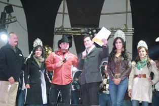 ABARROTA FRANCISCO “EL GALLO” ELIZALDE EL TEATRO DEL PUEBLO DE LA FERIA GUADALUPE 2011.