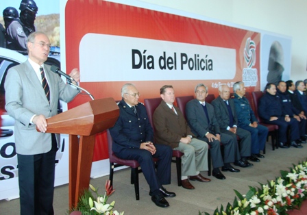 AUTORIDADES CELEBRAN AL POLICÍA EN SU DÍA