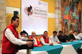 FUNCIONARIOS ESTATALES Y ALCALDES ENTREGARON EL PRONUNCIAMIENTO DE APOZOL AL GOBIERNO FEDER