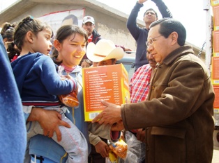 CON BRIGADA MÉDICA, ALCALDE RECORRIÓ COMUNIDADES Y ENTREGÓ APOYOS INVERNALES