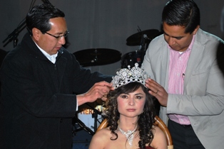 CORONA ALCALDE A FABIOLA I, REINA DE LAS FIESTAS DEL 177 ANIVERSARIO DE LA FUNDACIÓN DE SAN JOSE DE LOURDES