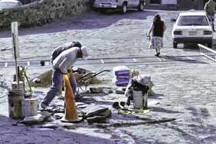 CONTINÚAN LABORES DE BACHEO