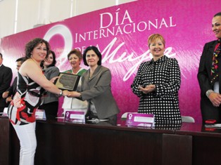 GALARDONAN A MUJERES PERIODISTAS