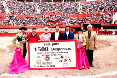 DONA EMPRESA TAURINA 1 MIL 500 DESPENSAS Y RECIBE MAR RECONOCIMIENTO DE AFICIONADOS