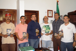 VISITA CARLOS PEÑA A LA ASOCIACIÓN DE LIBREROS UBICADOS EN JARDÍN INDEPENDENCIA