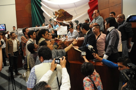 GRITOS, EMPUJONES Y ARREBATOS EN EL CONGRESO