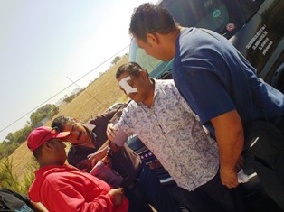 ALCALDE DE FRESNILLO ATIENDE PERSONALMENTE A EMPLEADOS MUNICIPALES HERIDOS EN VOLCADURA