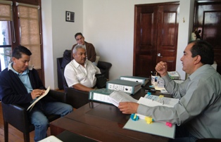 ALCALDE TRATA TEMA DE BECAS 3X1