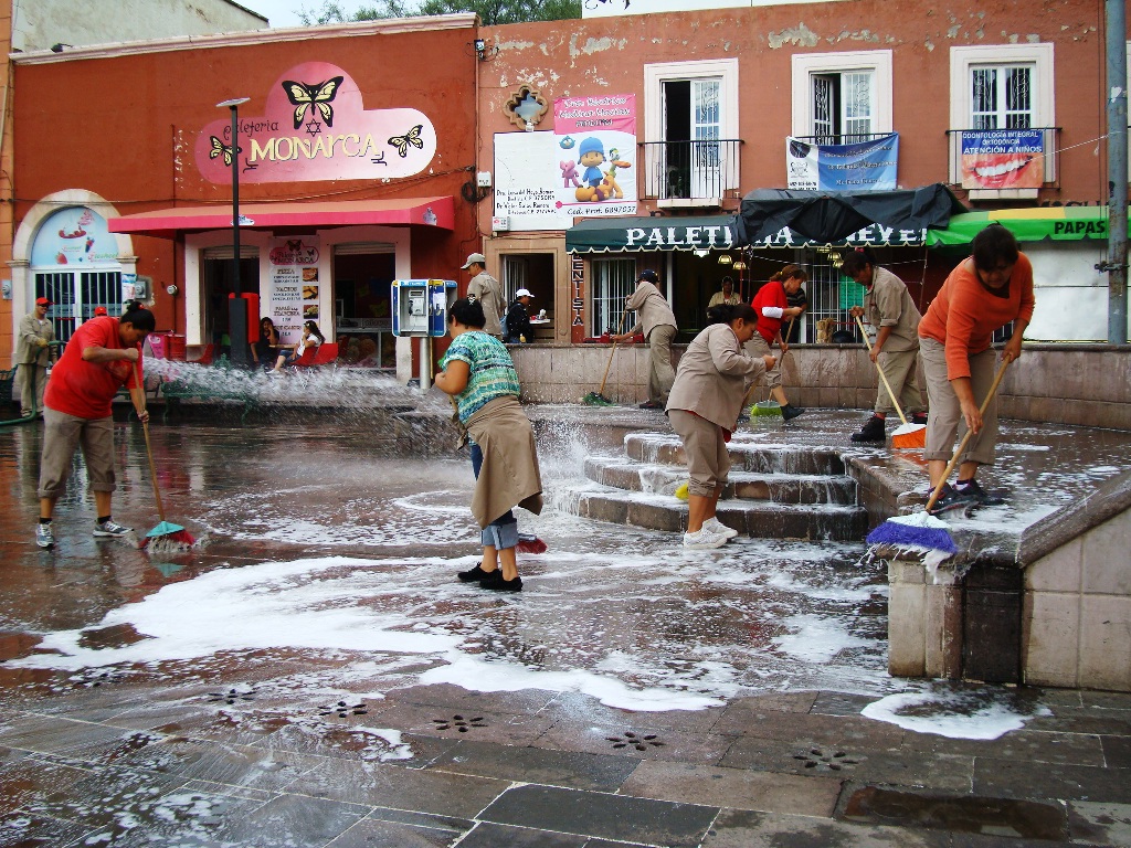 ‘Hormiguitas’ de “Limpiemos Fresnillo, ¡Si Se Puede!” trabajan en Plazas y Jardines de la Ciudad.