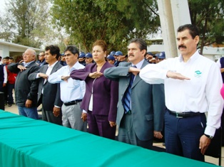 PRESIDE ALCALDE CARLOS PEÑA HONORES A LA BANDERA EN PRESIDENCIA