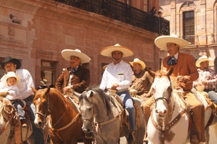 ALCALDE ASISTE A CABALGATA EN ZACATECAS