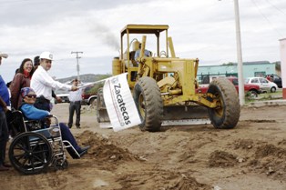 DA ARR BANDERAZO DE INICIO DE OBRAS EN COMUNIDADES DEL MUNICIPIO