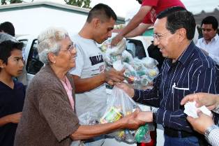 ENTREGA ALCALDE APOYOS DEL PROGRAMA ALIMENTARIO