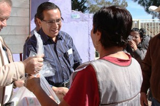 ENTREGA ALCALDE 600 APOYOS DEL ‘PROGRAMA EMERGENTE ALIMENTARIO’