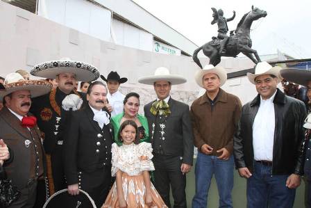 DEVELA MAR ESCULTURA DE DON ANTONIO AGUILAR