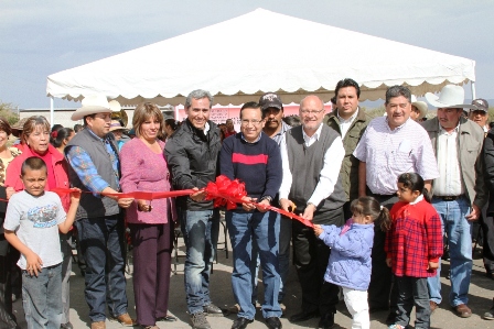 INAUGURA ALCALDE TRAMO CARRETERO Y ENTREGA APOYOS ALIMENTARIOS EN COMUNIDADES DE FRESNILLO