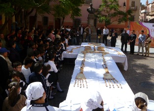 COMPARTE ZACATECAS, POR PRIMERA VEZ, MONUMENTAL PAN DE MUERTOS