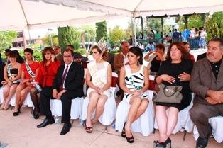 PRESENTAN CANDIDATAS DURANTE DESFILE