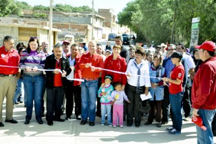 INAUGURA ARNOLDO RODRÍGUEZ CALLE EN EL ORITO