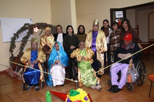 CELEBRA LUCÍA ALONSO LAS FIESTAS DE FIN DE AÑO CON ABUELITOS DE LA CASA HOGAR DE LA TERCERA EDAD