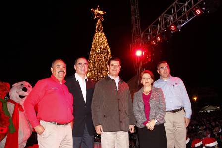 ENCIENDE MAR MEGA ÁRBOL DE NAVIDAD