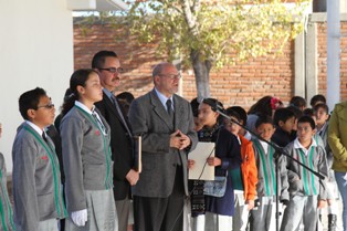 ENTREGAN RECONOCIMIENTO  A ESCUELA URBANA