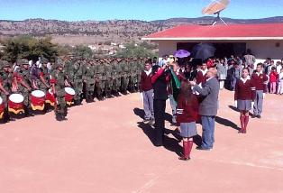 GOBIERNO DE FRESNILLO Y 97 BATALLÓN DE INFANTERIA INCINERAN Y ENTREGAN NUEVA BANDERA A ESCUELA EN LA COMUNIDAD EL CENTRO