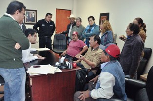 ATIENDEN AUTORIDADES MUNICIPALES A TIANGUISTAS DE TRES CRUCES