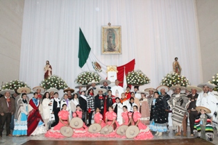 ACUDEN A FELICITAR A LA VIRGEN EN SU DÍA.