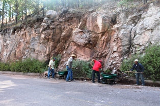 PARA PREVENIR ACCIDENTES, LIMPIAN CARRETERAS