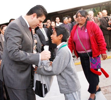 ENTREGA MAR BECAS Y PAQUETES ESCOLARES A NIÑOS OTOMÍES Y HUICHOLES
