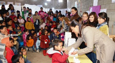 MIL 790 ESCOLARES RECIBEN DESAYUNOS FRÍOS