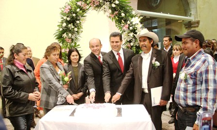 ES MAR TESTIGO DE HONOR EN CEREMONIA DE MATRIMONIOS COLECTIVOS