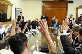 APRUEBAN INTEGRACIÓN DE LA COMISIÓN DE ENTREGA RECEPCIÓN 2010 – 2013